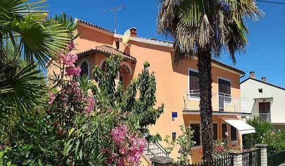 Apartman Clara 3 *